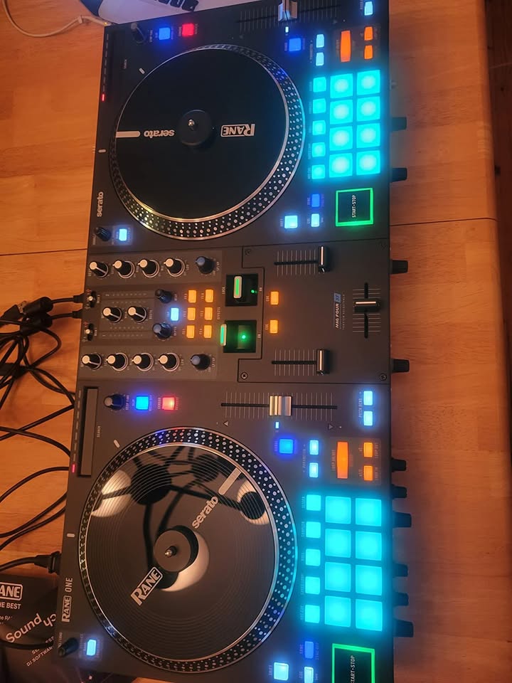 DJ Controller with Integrated Mixer and Motorized Platters k7