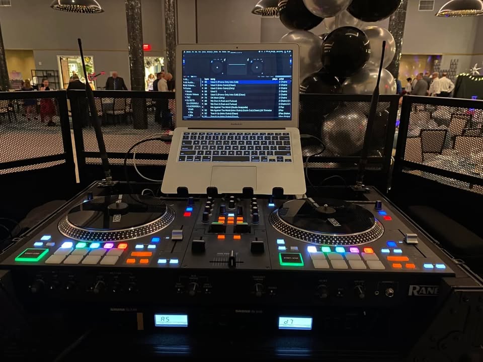 DJ Controller with Integrated Mixer and Motorized Platters k7
