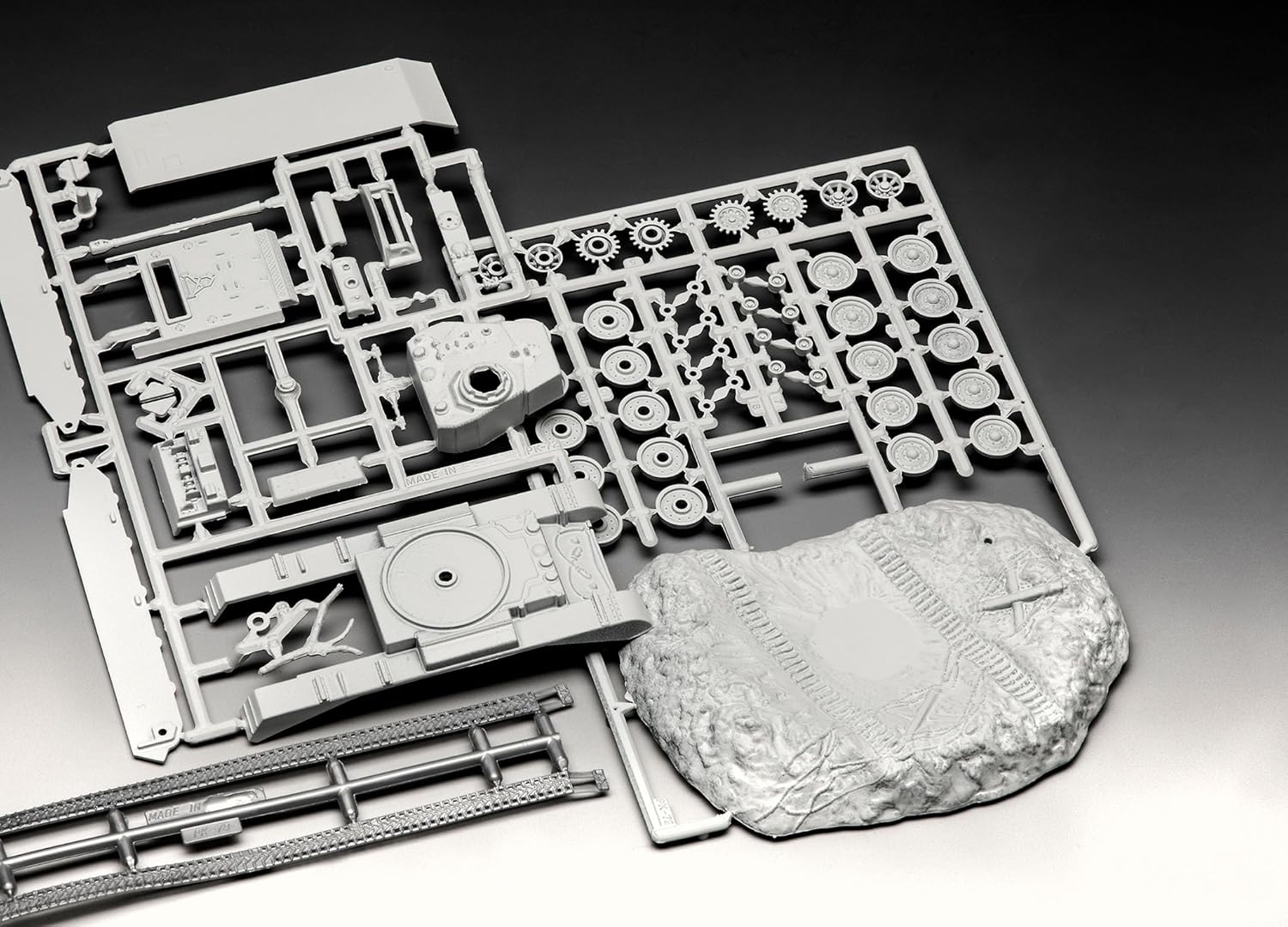 Plastic Model Kit M24 Chaffee Unpainted k7