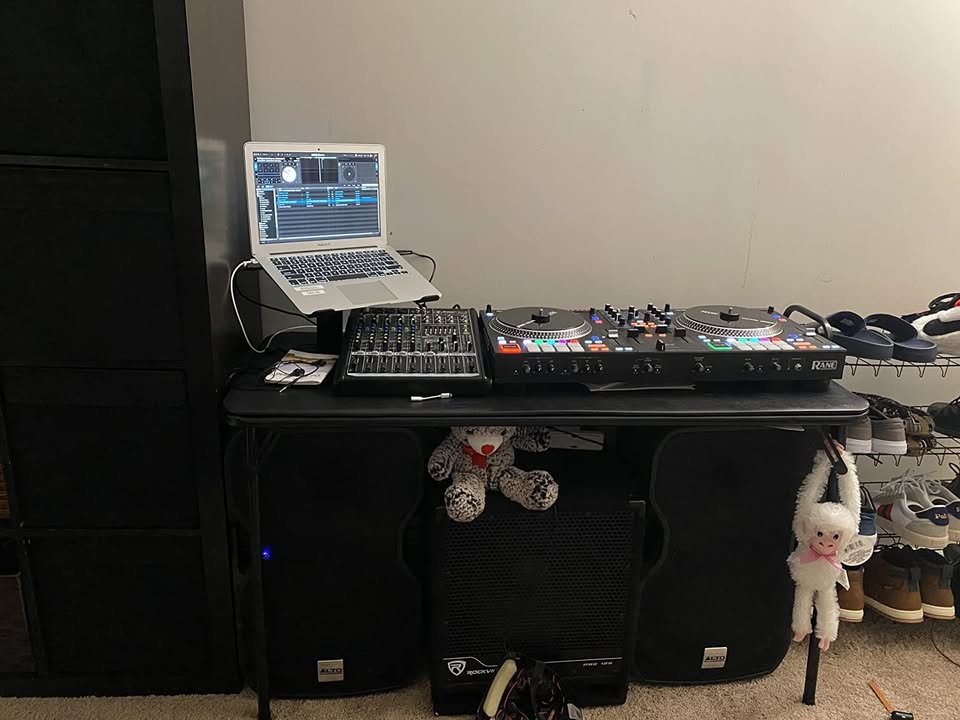 DJ Controller with Integrated Mixer and Motorized Platters k7