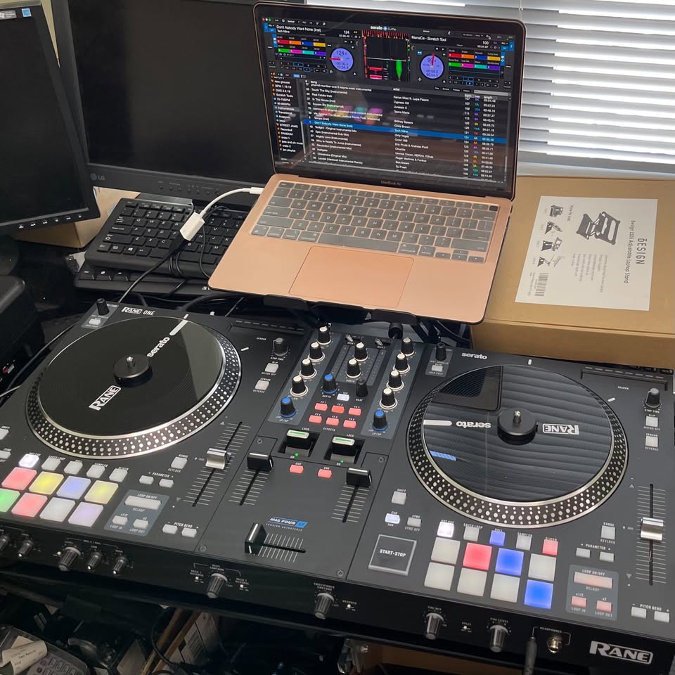 DJ Controller with Integrated Mixer and Motorized Platters k7