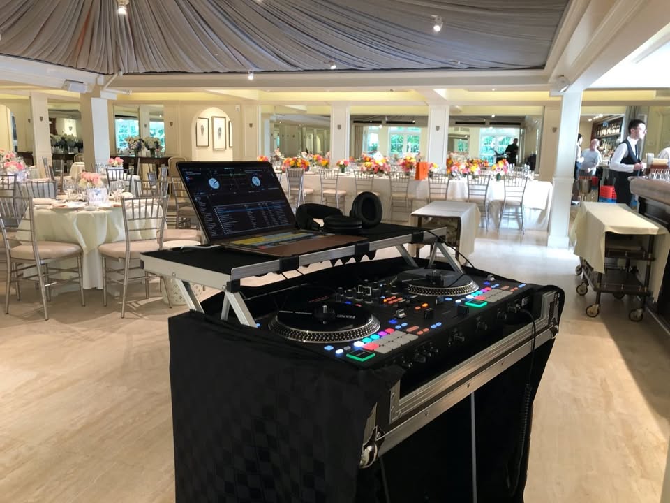 DJ Controller with Integrated Mixer and Motorized Platters k7