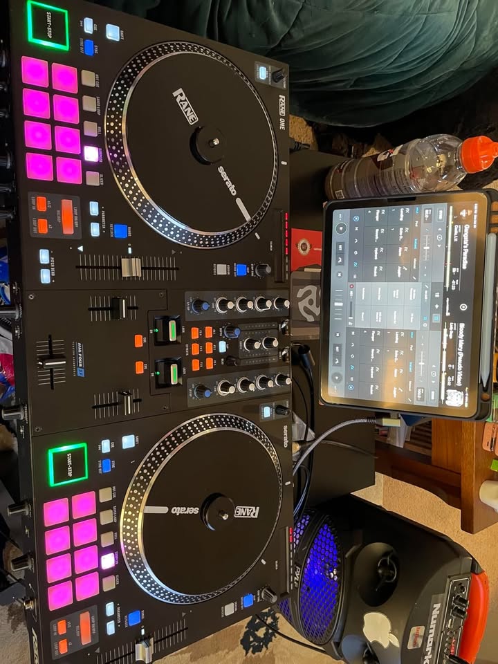 DJ Controller with Integrated Mixer and Motorized Platters k7