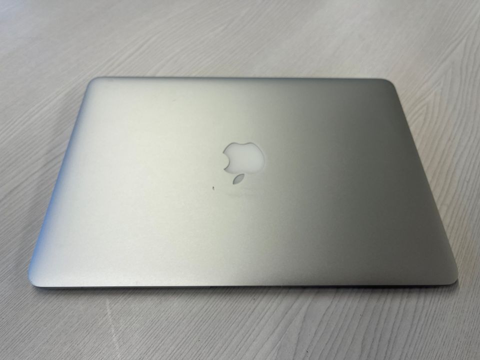 MacBook Air laptop M1 chip 13-inch retina display 8GB RAM 512GB k7