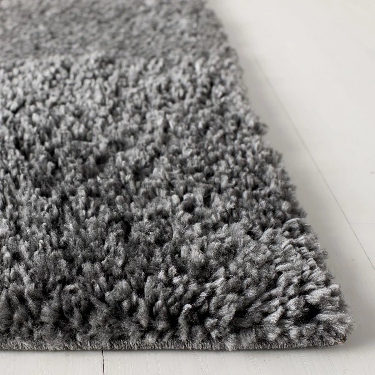SAFAVIEH August Carlene Plush Shag Area Rug, Grey, 4' x 4' Square U96137