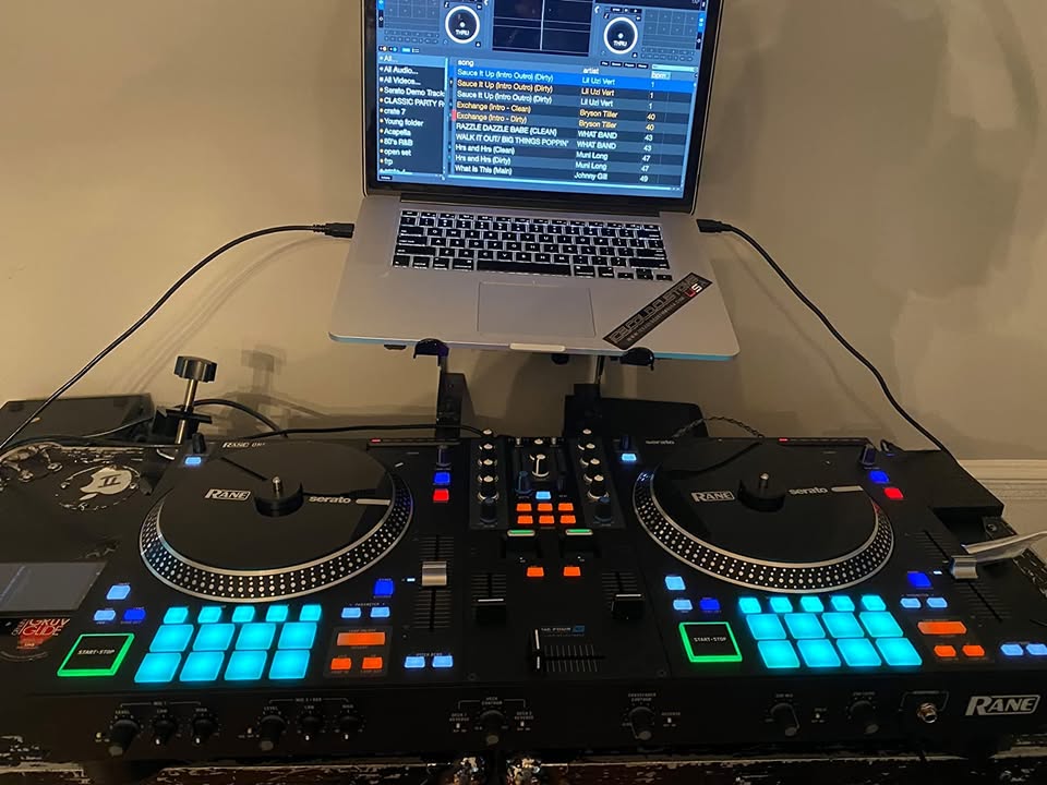 DJ Controller with Integrated Mixer and Motorized Platters k7