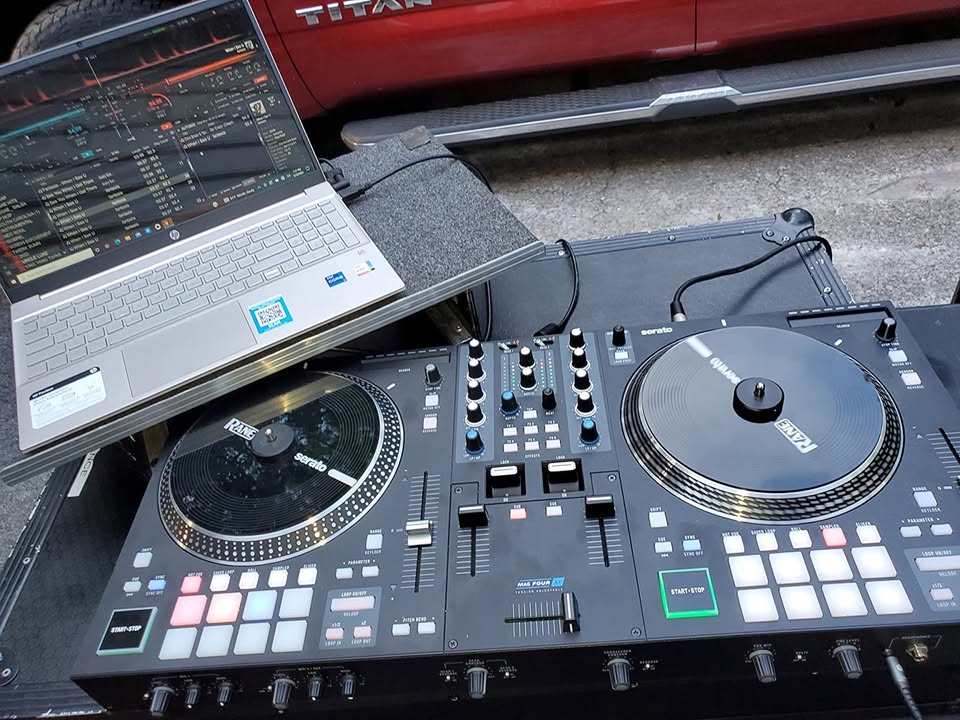 DJ Controller with Integrated Mixer and Motorized Platters k7